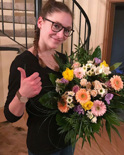 kathi_mit_blumenstrauss.jpg