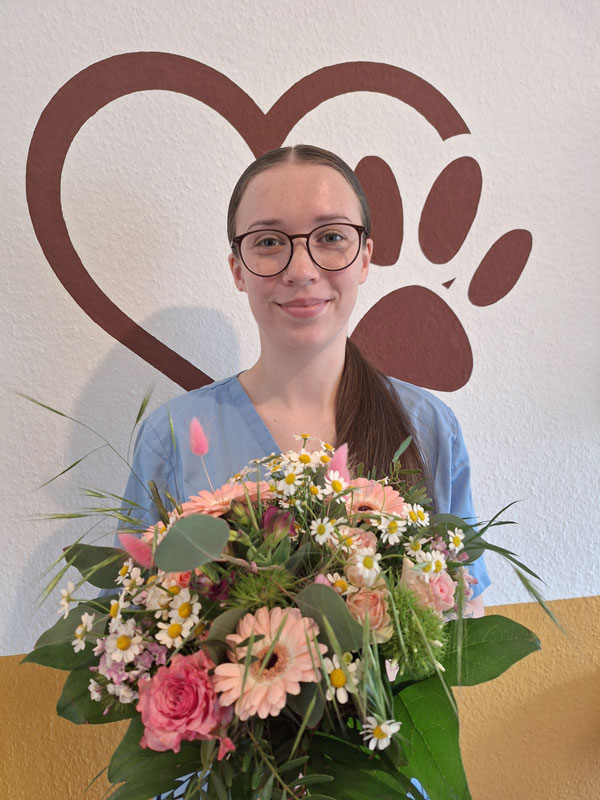 Jenna mit Blumenstrauß 25